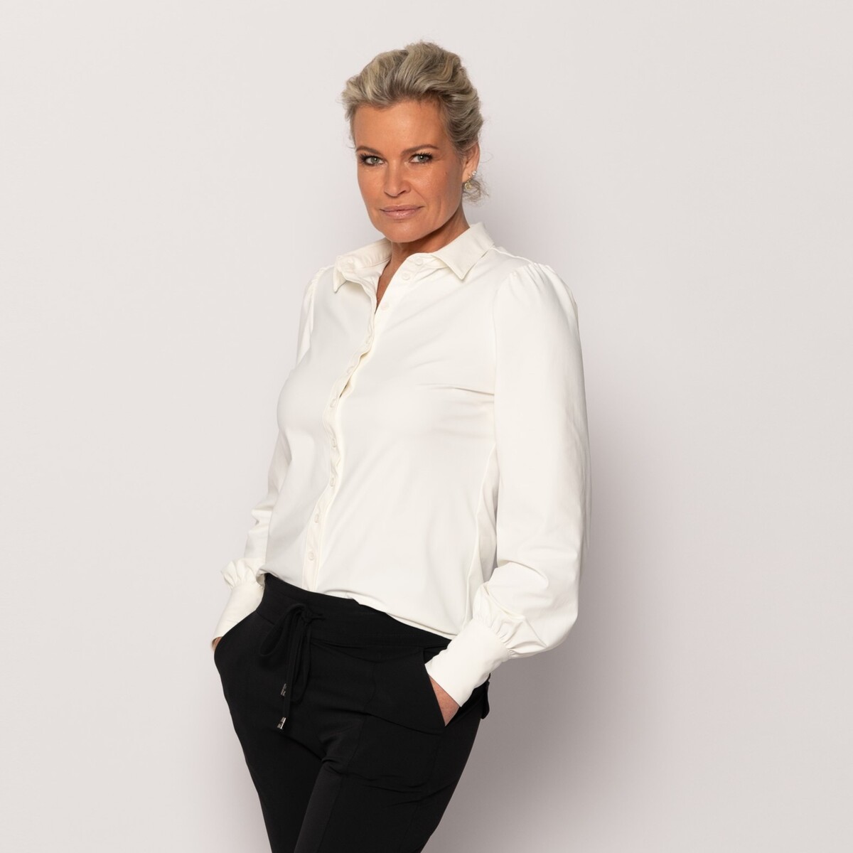 Sportschool Portaal Grap Travel blouse off-white pofmouw | Amy 037 | Studio Lienne