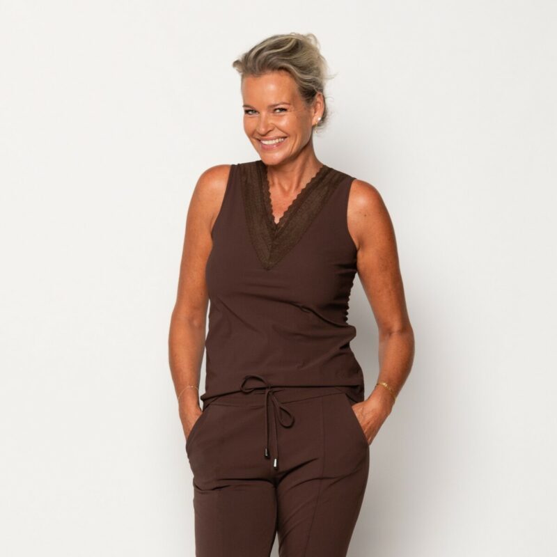 Mouwloze travel top kant donkerbruin | Amy 254 