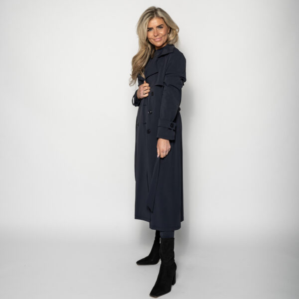 traveljas travel trenchcoat studio lienne travelkleding travelwear travelstof travelkwaliteit studio lienne donkerblauwe trenchcoat donkerblauwe jas (1)