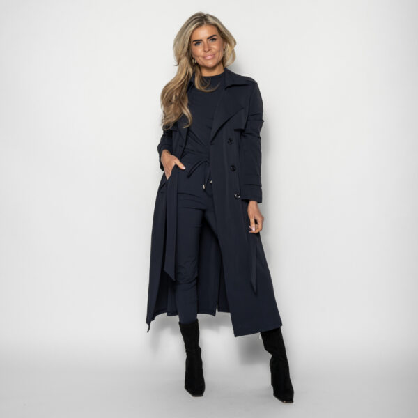 traveljas travel trenchcoat studio lienne travelkleding travelwear travelstof travelkwaliteit studio lienne donkerblauwe trenchcoat donkerblauwe jas (2)