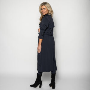 traveljas travel trenchcoat studio lienne travelkleding travelwear travelstof travelkwaliteit studio lienne donkerblauwe trenchcoat donkerblauwe jas (6)