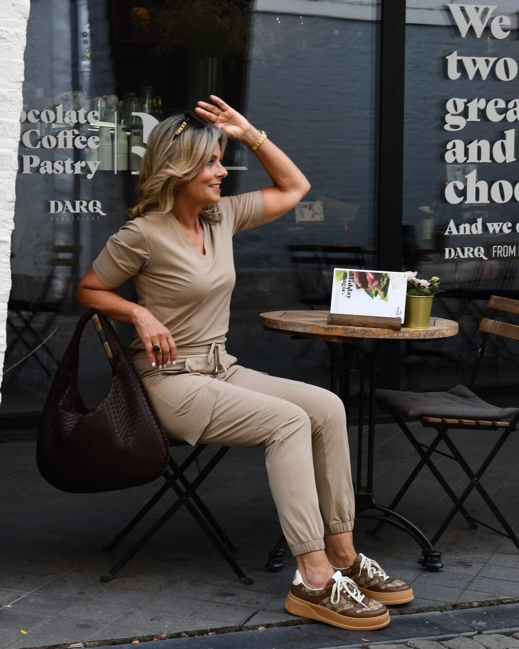 mouwloze travel top kant espresso bruin | amy 254