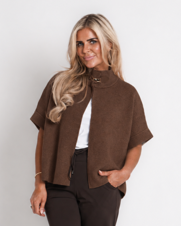 cape vest met gesp | amélie bruin